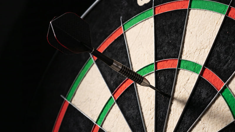 Drie dartpijlen in het bord bij de treble twintig