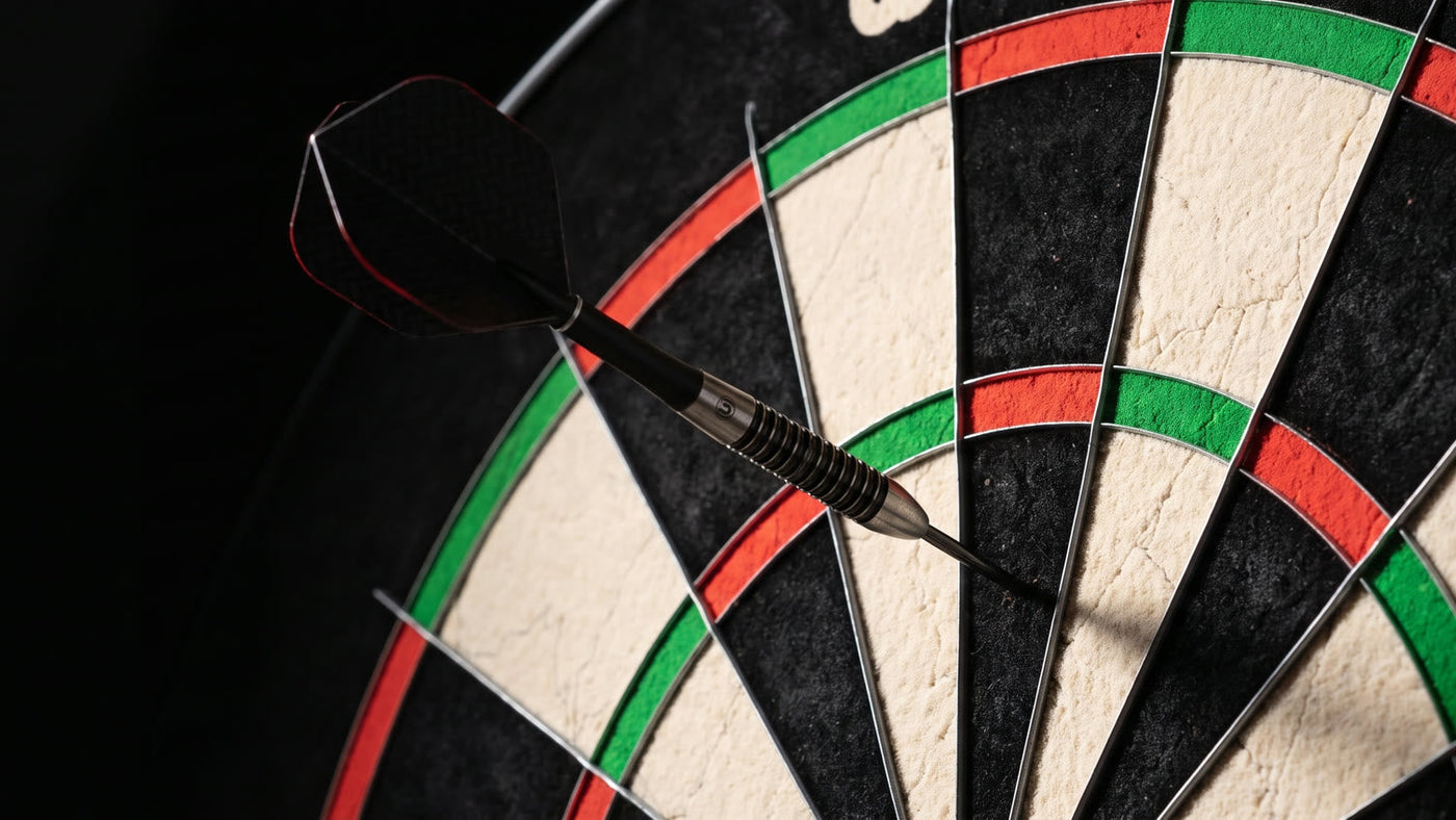 Drie dartpijlen in het bord bij de treble twintig