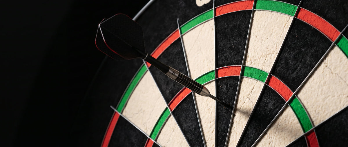 Drie dartpijlen in het bord bij de treble twintig