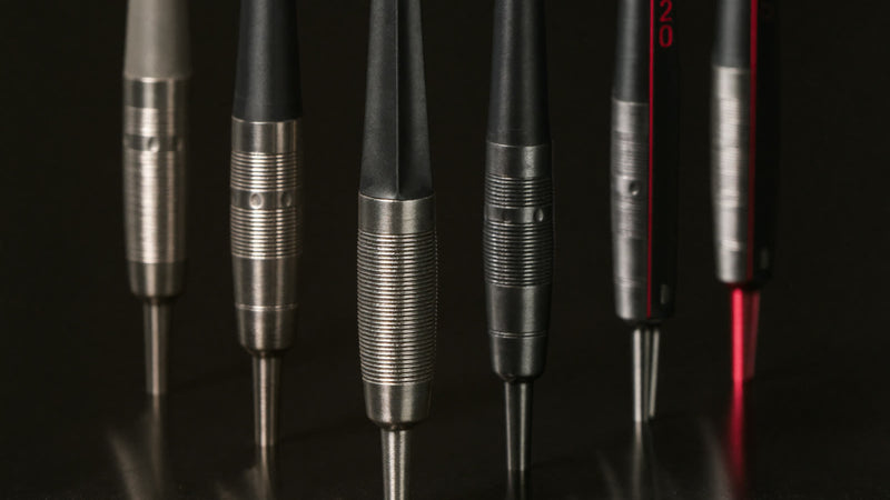 Rij aluminium en nylon dartshafts rechtop op een donkere ondergrond