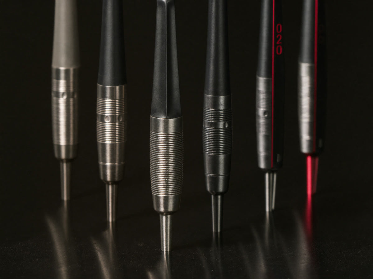 Rij aluminium en nylon dartshafts rechtop op een donkere ondergrond