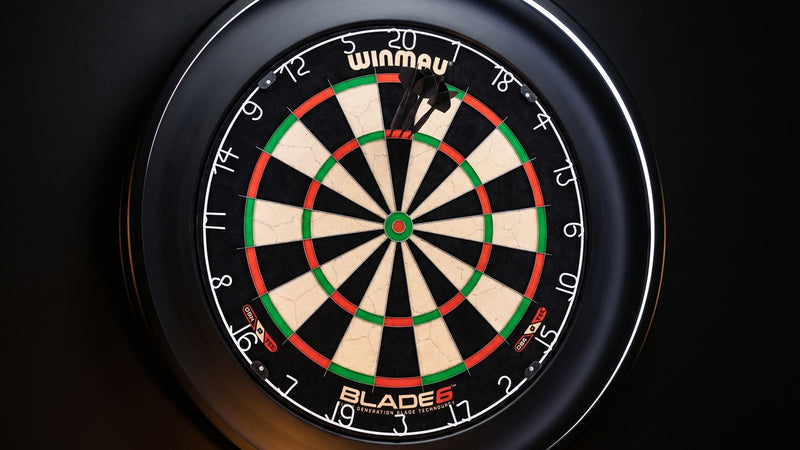 Rode dartsurround rond een dartbord tegen een donkere muur