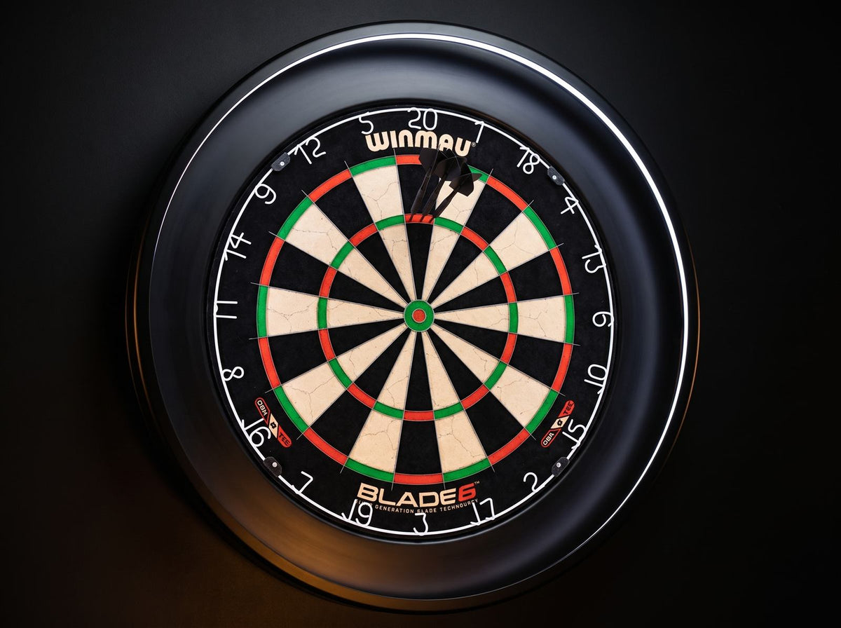 Rode dartsurround rond een dartbord tegen een donkere muur