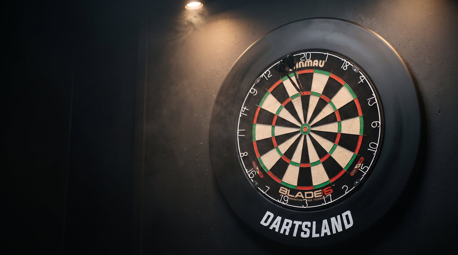 Dartbord in Dartsland-surround, drie pijlen bovenin de 20